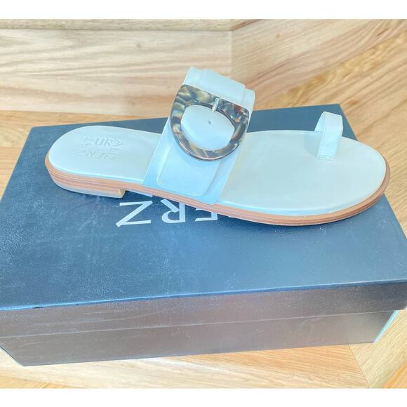 NWT/B Naturalizer Finola White Leather Sandals 8 us Buckle Detail/Summer Shoes - Picture 1 of 13